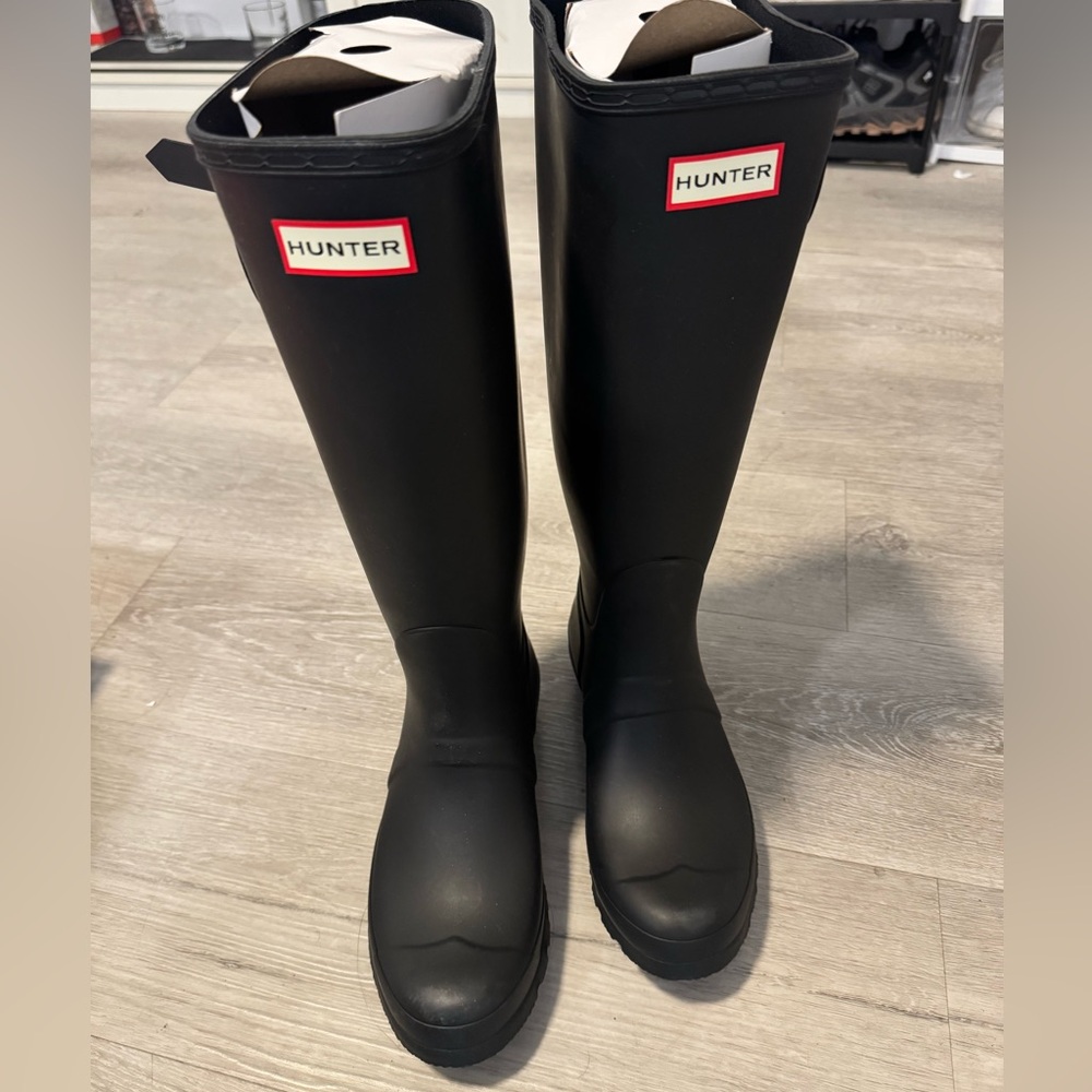 HUNTER BOOTS . Black. Size 7 wide. Used but good condition. Minimal flaws.